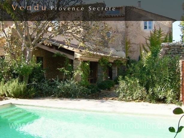 Luberon, maison de hameau à Gordes en vente avec jardin et piscine